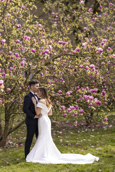 Couple de jeunes mariés sous le magnolia du Prieuré de St-Cyr